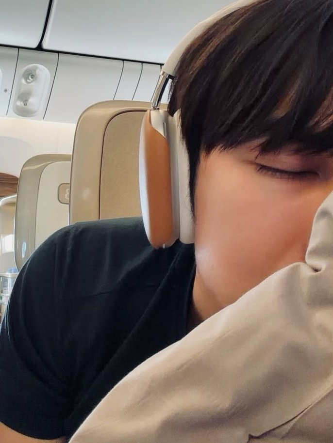 CinnamOuroad's tweet photo. i thought he held the pillow, but then realize the pillor has patters, the one he hug doesn't have pattern. turns out he hugged Tul's arm? cute AHHAAHAHAHHA so clingy https://t.co/lREZ6FIeht