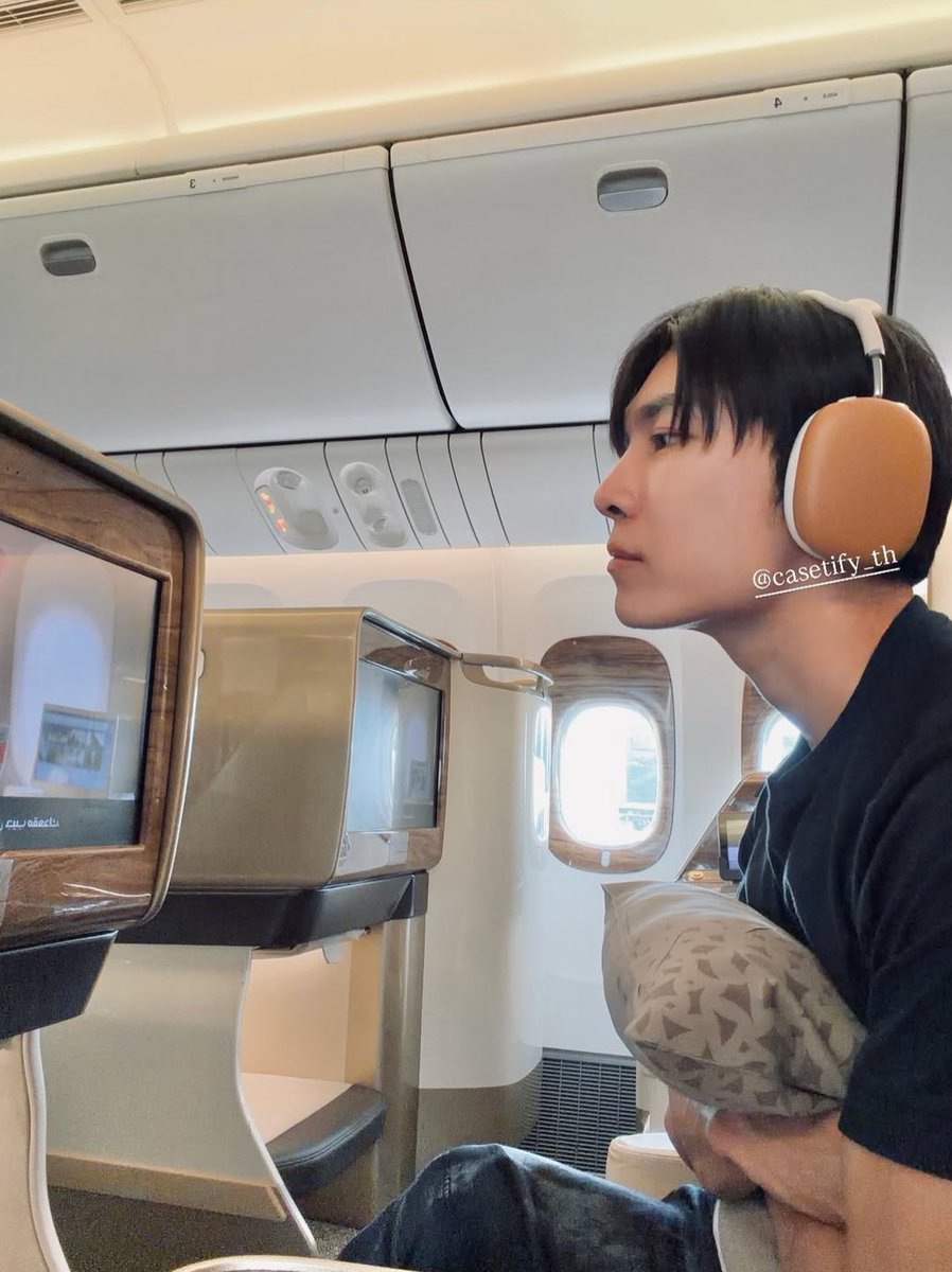 CinnamOuroad's tweet photo. i thought he held the pillow, but then realize the pillor has patters, the one he hug doesn't have pattern. turns out he hugged Tul's arm? cute AHHAAHAHAHHA so clingy https://t.co/lREZ6FIeht