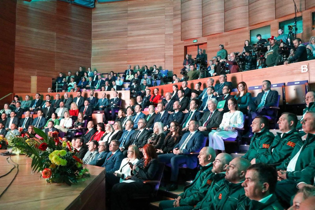 MickoskiHM's tweet photo. Денес одбележуваме 34 години од постоењето на Царинската управа- институција која има клучна улога во функционирањето на државата, во заштитата на економијата и во обезбедувањето стабилни приходи за буџетот.

Во изминатите 20 месеци, Царинската управа ги бележи најдобрите резултати во своето постоење. Остварени се највисоки приходи досега, што е јасен показател дека институцијата функционира поефикасно, поорганизирано и со поголема одговорност.

Особено значаен е фактот што за првпат е надмината границата од 12 милијарди денари приходи во еден месец. Тоа е резултат кој не доаѓа случајно, туку е производ на системски пристап, засилени контроли и подобра координација.

Нашата цел е да продолжиме во оваа насока- со дополнително унапредување на капацитетите, со модернизација на системите и со создавање услови за побрза и поефикасна услуга за стопанството, но и со цврст пристап кон спречување на нелегалните активности.

Зад овие резултати стои трудот на сите вработени во Царинската управа. Вашата работа е значајна и видлива, а придонесот што го давате е од суштинско значење за функционирањето на државата.

Во име на тоа би сакал да Ви се заблагодарам за вашата посветеност и професионалност. Нека овој јубилеј биде поттик за уште поголеми резултати во периодот што следи.