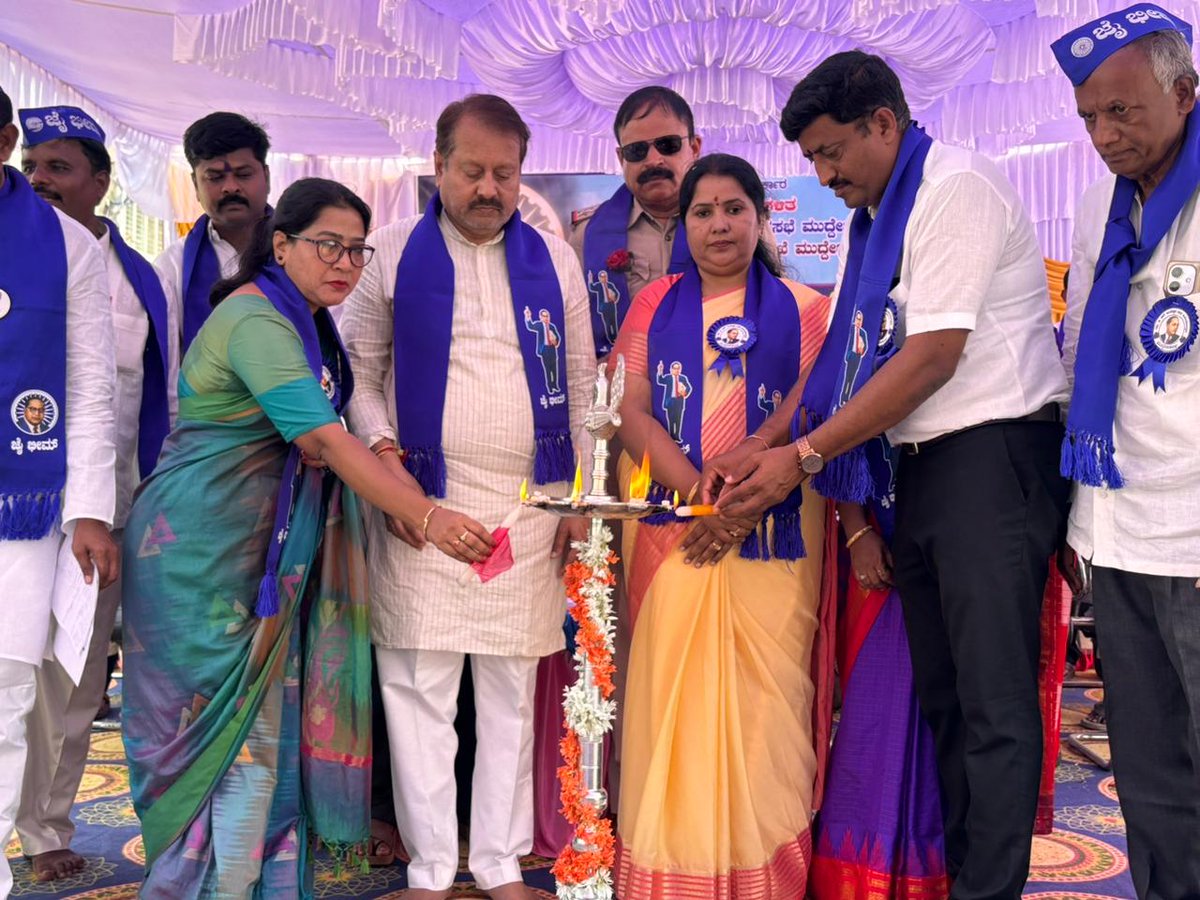 CSNadagoudaINC's tweet photo. ಸಂವಿಧಾನ ಶಿಲ್ಪಿ ಬಾಬಾ ಸಾಹೇಬ ಅಂಬೇಡ್ಕರ್ ಅವರ ಜಯಂತಿ ಅಂಗವಾಗಿ ಮುದ್ದೇಬಿಹಾಳ ಪುರಸಭೆ, ತಾಲೂಕು ಪಂಚಾಯತ್ ಹಾಗೂ ಸಮಾಜ ಕಲ್ಯಾಣ ಇಲಾಖೆ ವತಿಯಿಂದ ಹಮ್ಮಿಕೊಂಡಿದ್ದ ಸಮಾರಂಭದಲ್ಲಿ ಭಾಗವಹಿಸಲಾಯಿತು.
#AmbedkarJayanti #muddebihal https://t.co/AdqGfmsaFC