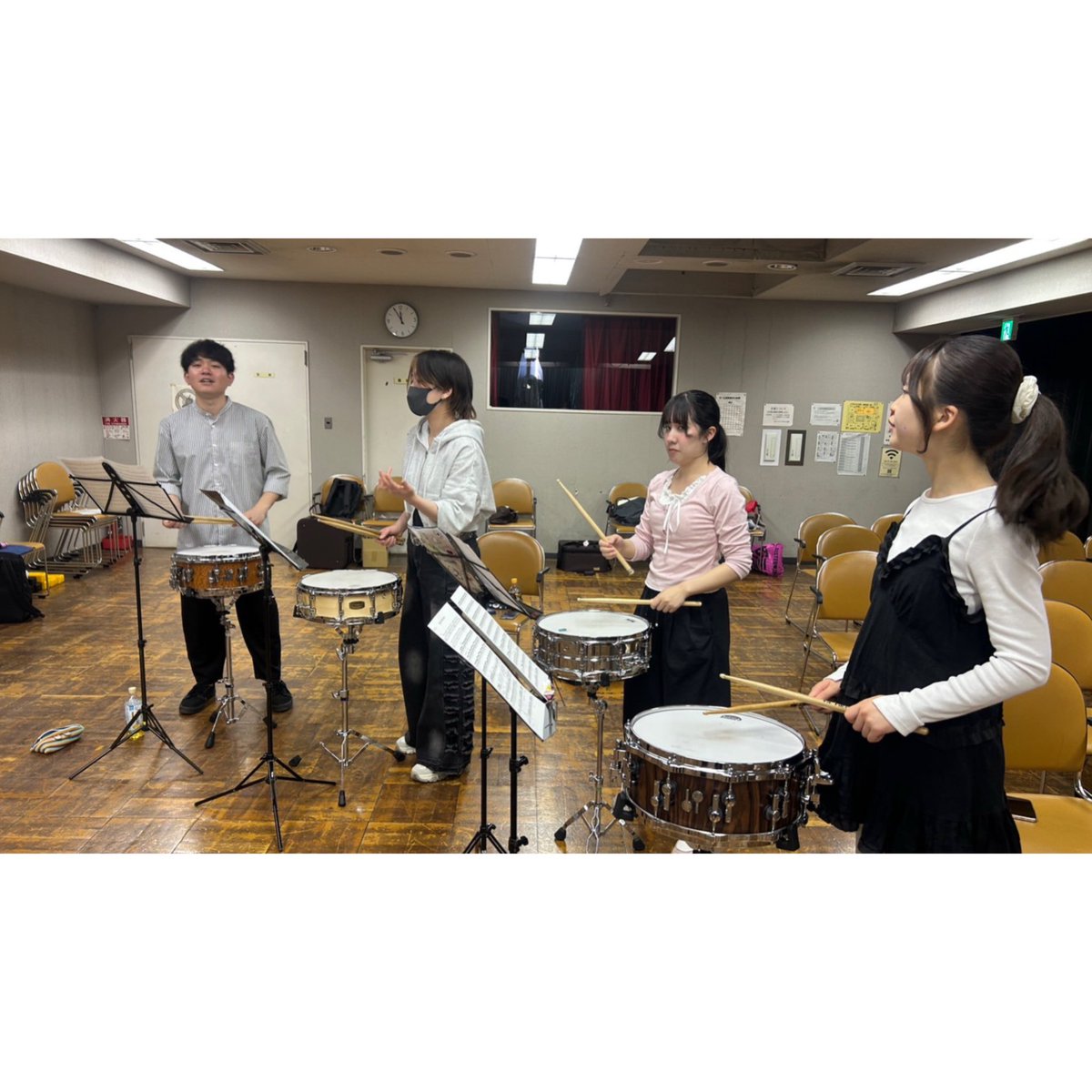SPEC_0524_perc's tweet photo. 「打楽器のための 新・作編曲演奏会」

~4/11~
この日は、「Harmonic Snaressimo」と「えんえん」の初合わせを行いました！
「Harmonic Snaressimo」は、練習の最後には通せるようになり、
「えんえん」は、なんと…作曲者の千本木さんからレクチャーをしていただきました🔥

今後の投稿もお楽しみに！ https://t.co/jJzR59Rk01