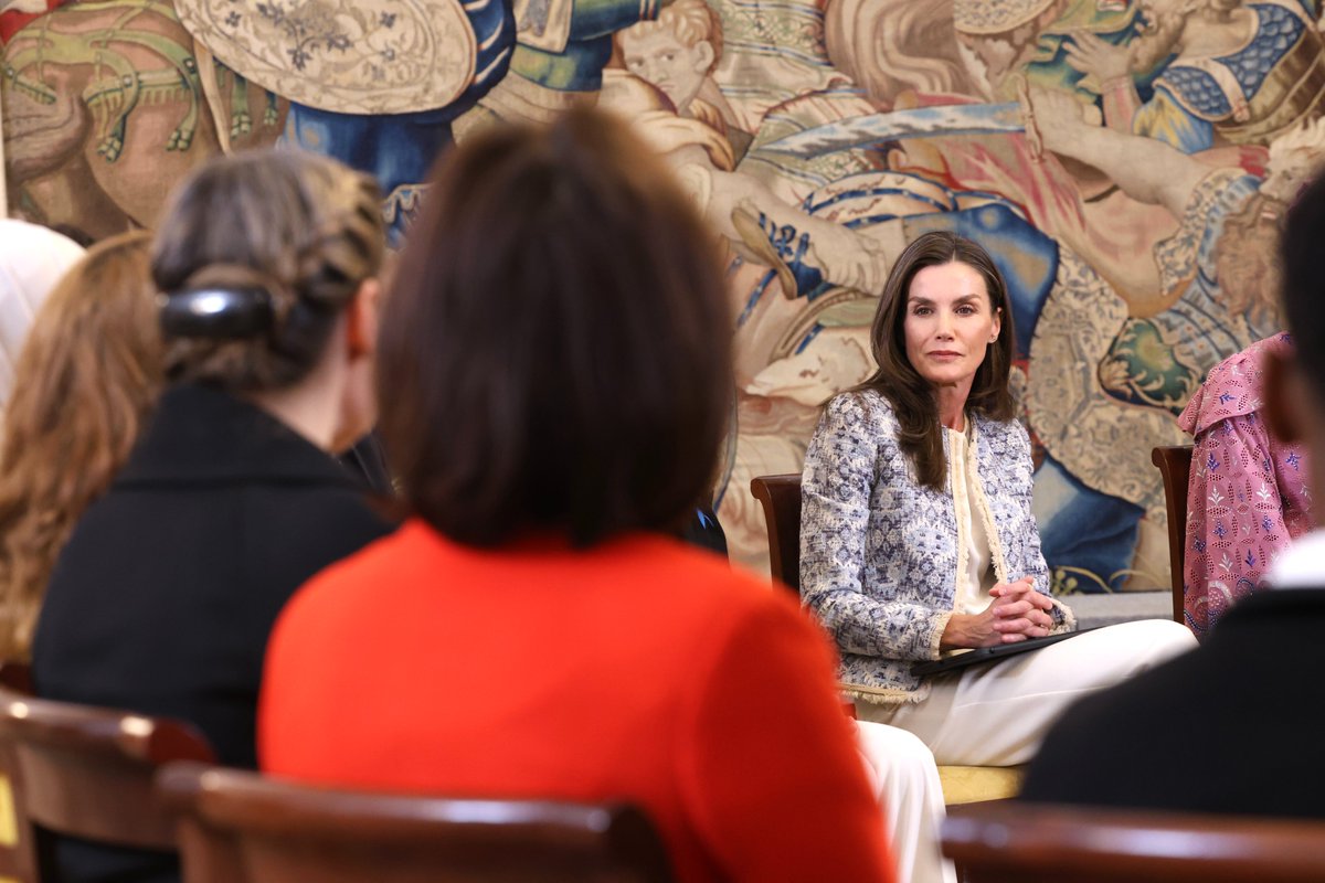 CasaReal's tweet photo. La Reina ha recibido en el Palacio de La Zarzuela a una representación de la Agencia de las Naciones Unidas para los Refugiados (ACNUR), con motivo del 75.º aniversario de la organización.​

➡️https://t.co/ZzyI9WcZWP https://t.co/fkYR21pk9r