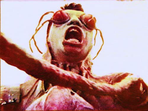 LucioFulci74's tweet photo. 8mm自主映画といえば、『ミートボールマシン』も外せない。

機械生命体に寄生された人間が、肉と金属でできた戦闘人形「ネクロボーグ」と化し、殺し合う。

その昔、日本橋ジャングルというディープなオタクの聖地でもらったチラシでこの映画を知り、

「なにこれ観たい！」

と、映画仲間に興奮して話したのを今でも覚えてる。

のちに商業映画としてリメイク。

8mm自主映画の狂気が時代を超えた名作だと思う。
(*´◇｀*)