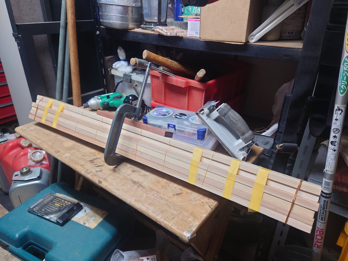 public20nob's tweet image. #DIY
今回の木材はかなり曲がりがある💦
どうしよ、うちに曲がり直す工具では
これしか出来ないけど…大丈夫かなw

それにしても、
今回の木箱はだいぶデカイぞっ笑