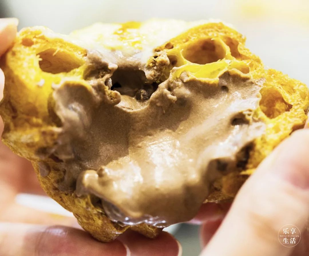 Stephen12629441's tweet image. Crunch time!  Shared my favorite crispy snacks with friends—cheese puffs, honey-glazed nuts, and mini pretzels. Who’s stealing a bite  #SnackShare #GoodVibesOnly