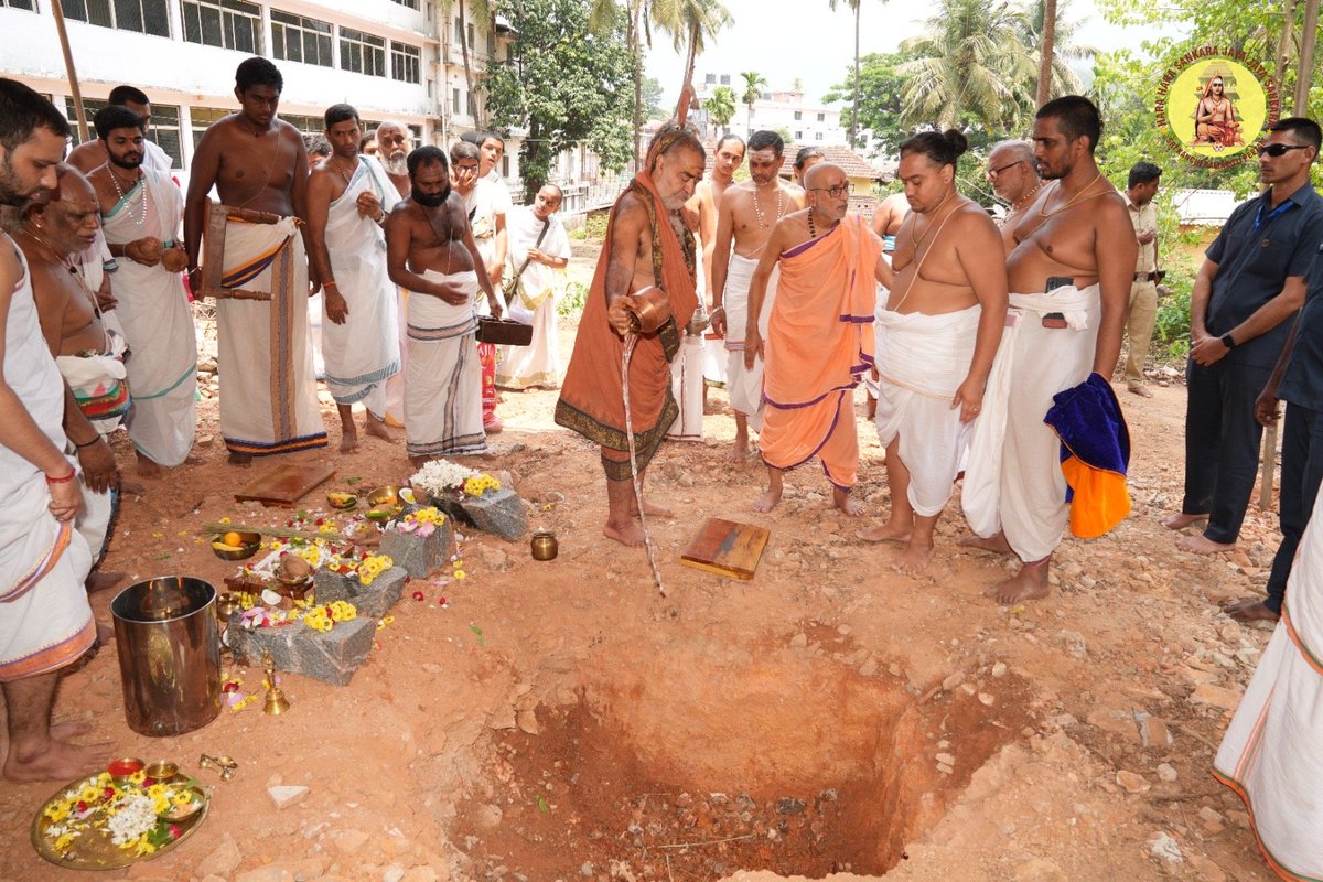 KanchiMatham's tweet image. Jagadguru Pujyashri Shankaracharya Swamiji performed Bhumi Puja for the construction of a new patashala building, Pooja Mandapam and Yatri NIvas at Kollur Shankara Math branch (13 April, 2026) #kamakoti #shankaracharya #karnataka