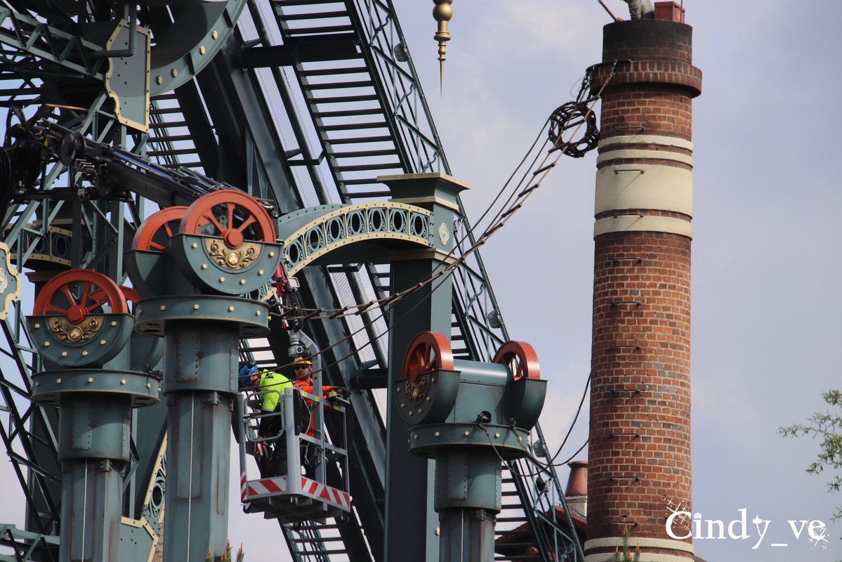 cindy_ve's tweet image. Bij #HooghMoed zijn ze nu met de touwladders bezig #Efteling