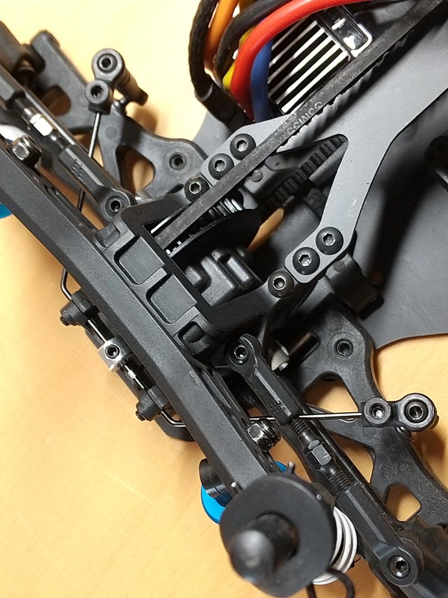 週末にヨコモのRS1.0を少し改造。ギア比を小さくできるようにアッパーデッキを一部取り払いました。ついでにスタビも装着。これでもきちんと走るかなぁ…