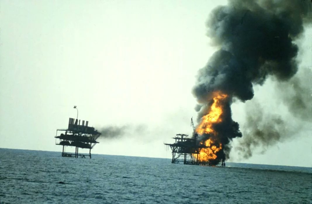TheatrumBelli's tweet photo. Opération « #PrayingMantis » (avril 1988) : démonstration navale dans le #golfe #Persique et encadrement juridique.
---
Le 18 avril 1988, l'@USNavy conduit dans le golfe Persique une opération aéronavale d’ampleur contre la République islamique d’#Iran. L’engagement est bref, mais constitue l’une des plus importantes actions de combat de surface de l’#USNavy depuis la Seconde Guerre mondiale. Il s’inscrit dans la période dite de la guerre des Tankers (1984–1988), marquée par des attaques répétées contre les #navires #pétroliers et les flux #maritimes, utilisées comme levier de pression économique entre l’Iran et l’Irak.
---
Lire le texte complet sur #TheatrumBelli : https://t.co/m4YLTsN9z0