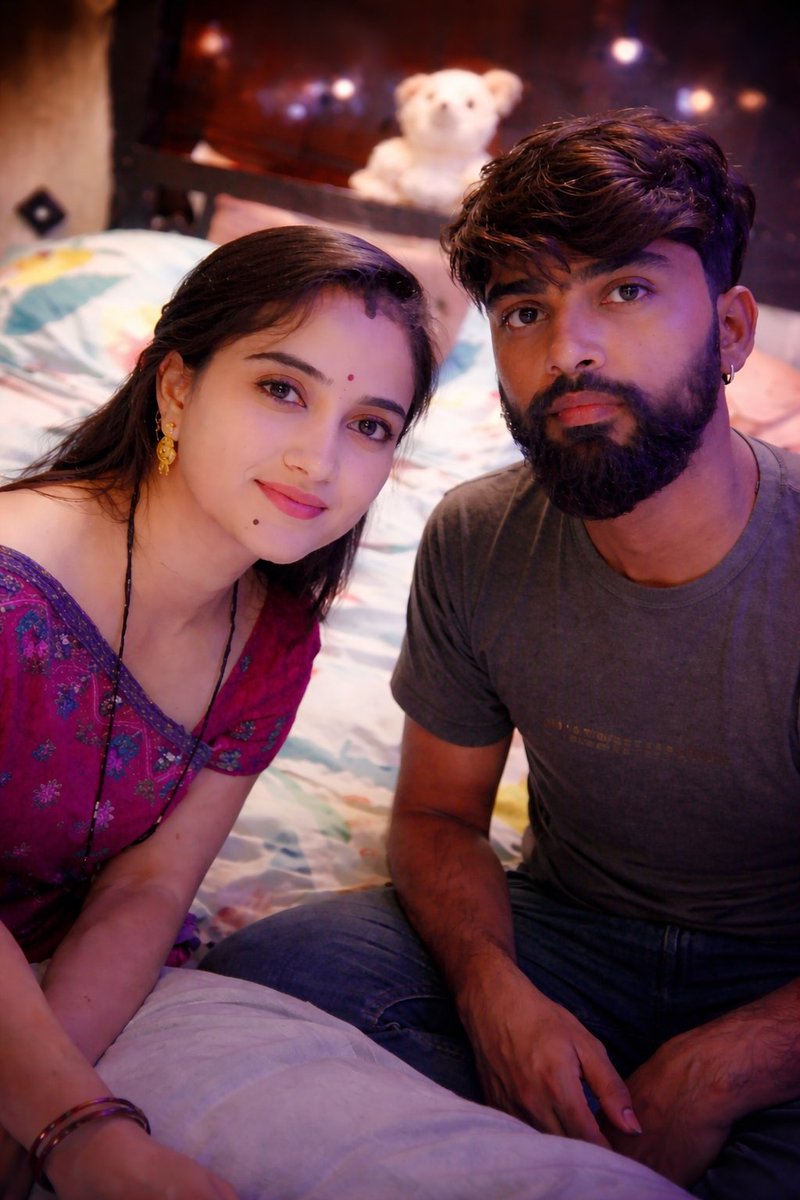 Sabir_Razaa's tweet photo. क्या सिर्फ रंग भी किसी की जान ले सकता है 🥺

एक छोटी सी बात
जो शायद मज़ाक में कही गई थी
धीरे-धीरे ज़हर बन गई 💔

मध्यप्रदेश का ये मामला सिर्फ एक क्राइम स्टोरी नहीं है,
ये उन अनकहे तानों की कहानी है

जो रोज़ किसी ना किसी को चुपचाप तोड़ देते हैं
कहते हैं कि पत्नी को अपने पति का काला रंग पसंद नहीं था,

और फिर एक दिन उसने अपने ही रिश्ते को खत्म करने का फैसला कर लिया 😶

सोचने वाली बात ये है 
क्या हम आज भी इंसान को उसके रंग से तौल रहे हैं?

गलती किसकी है
समाज की सोच या इंसान की सोच

👇 अपनी राय जरूर बताओ
और अगर आप भी मानते हो कि इंसान की कीमत उसके रंग से नही होती तो