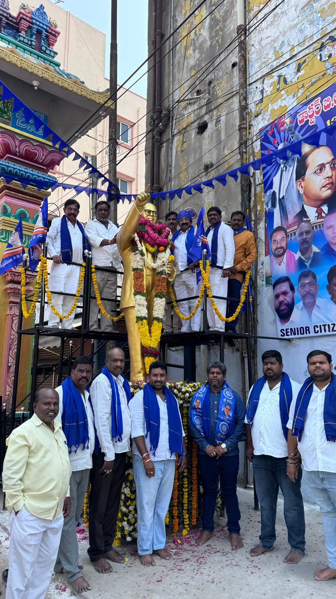 mummareddyjsp's tweet photo. *డా. బి.ఆర్. అంబేద్కర్ 135వ జయంతి వేడుకలలో పాల్గొన్న జనసేన నాయకులు: ప్రేమ కుమార్*

ఈ రోజు ఫెరోజ్ గూడ లో భారత రాజ్యాంగ నిర్మాత, మహనీయుడు బి. ఆర్. అంబేద్కర్ గారి 135వ జయంతి సందర్భంగా  జరిగిన వేడుకలకు దళిత సంగ నాయకులు అనిల్ మరియు సంగ సభ్యుల ఆహ్వానం మేరకు సైబరాబాద్ మున్సిపల్ జనసేన పార్టీ కో ఆర్డినేటర్  శ్రీ ముమ్మారెడ్డి ప్రేమ కుమార్ గారు ముఖ్య అతిథిగా హాజరై, అంబేద్కర్ గారి విగ్రహానికి పూలమాల వేసి ఘన నివాళులు అర్పించారు.

ఈ సందర్భంగా ప్రేమ కుమార్ గారు మాట్లాడుతూ, డాక్టర్ బి.ఆర్. అంబేద్కర్ గారు భారతదేశానికి రాజ్యాంగాన్ని అందించి, ప్రతి పౌరుడికి సమాన హక్కులు కల్పించిన గొప్ప దూరదృష్టి కలిగిన నాయకుడని, సమాజంలో ఉన్న అసమానతలను తొలగించడానికి ఆయన చేసిన పోరాటం ప్రతి ఒక్కరికీ ఆదర్శమని పేర్కొన్నారు.
అలాగే, అంబేద్కర్ గారు చూపిన సమానత్వం, విద్య, స్వాభిమానము మరియు సామాజిక న్యాయం అనే మార్గంలో నడుస్తూ, సమాజంలోని అన్ని వర్గాల అభ్యున్నతి కోసం మనమంతా కట్టుబడి పనిచేయాలని పిలుపునిచ్చారు. యువత అంబేద్కర్ గారి ఆలోచనలను అవగాహన చేసుకుని, దేశ అభివృద్ధికి తమ వంతు కృషి చేయాలని సూచించారు. అనంతరము నిర్వాహుకులు ప్రేమ కుమార్ గారు శాలువాతో సత్కరించారు.

ఈ కార్యక్రమంలో జనసేన పార్టీ నాయకులు కొల్లా శంకర్, భోగాది వెంకటేశ్వరరావు, నాగేంద్ర, వేముల మహేష్, పండుగ సూర్య,పోలెబోయిన శ్రీనివాస్, బండ్రెడ్డి రణదీప్ తదితరులు పాల్గొన్నారు.
