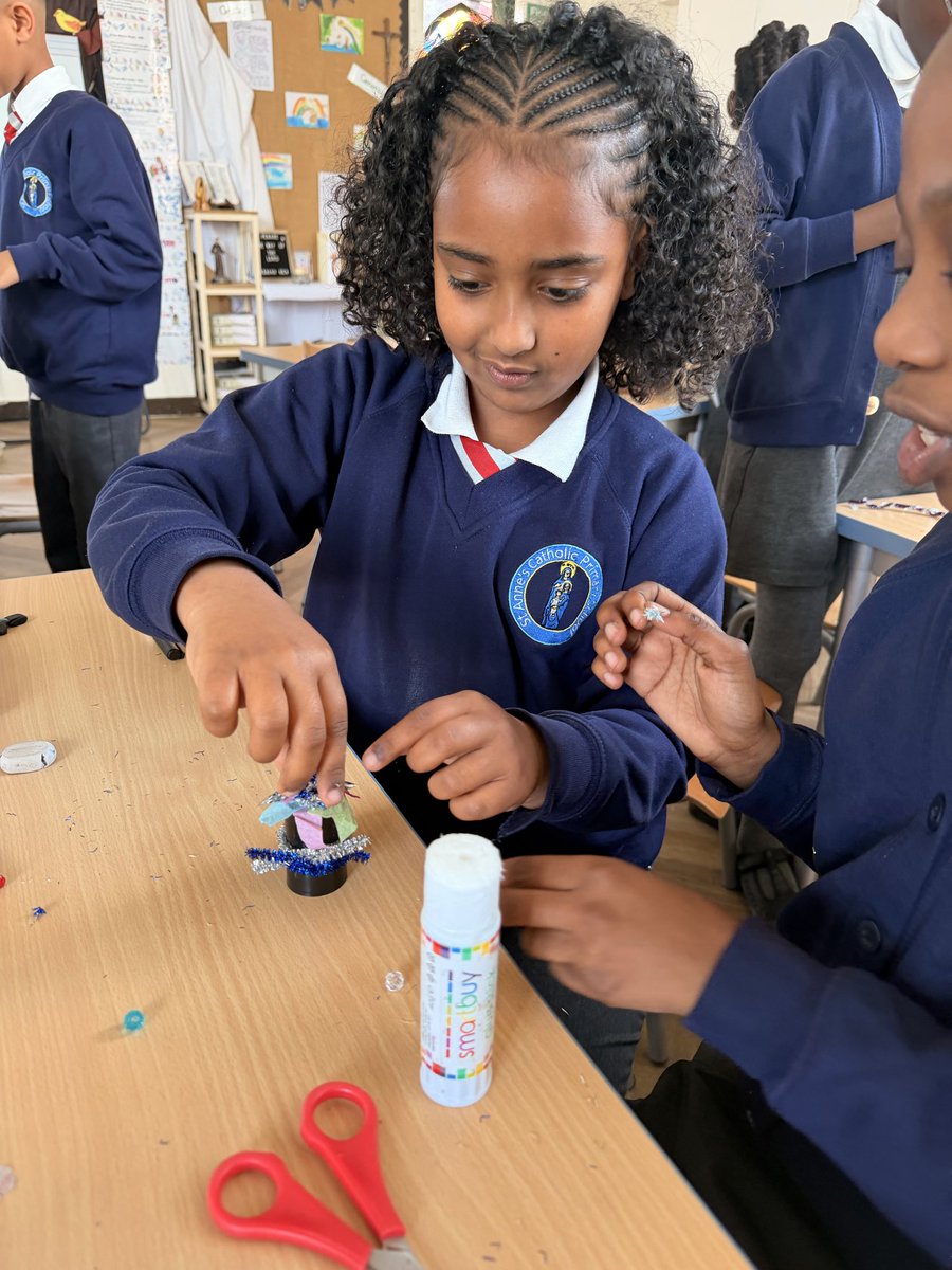 SaintAnnesCPS's tweet photo. Year 4 loved making their rovers for launch at their science sleepover 🚀✨ So much creativity on display with glitter, sparkles and googly eyes 👀🌟 It was amazing to see their ideas come to life! #STEM #Creativity #ScienceFun https://t.co/uT5lNJQDQX