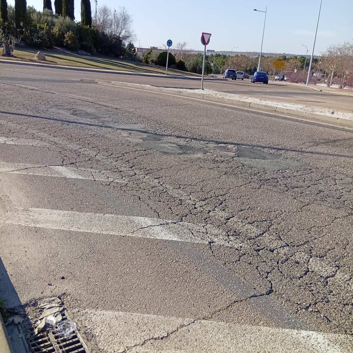 Serr0jas's tweet photo. @Toledanitapie @avveltajo @oscar_puente_ @garciapage No olvidémonos que #JCCM llevó el #HospitalUniversitarioToledo y no hizo nada por mejorar #Movilidad antes de abrir, lo mismo que las plusvalías generadas no han servido ni para asfaltar las calles alrededor del hospital, asfaltada hace 40 años, sin que @cvelazquezromo haga algo. https://t.co/I7llHaGQDA