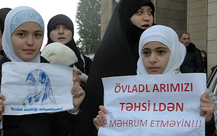 KokluDegisim's tweet photo. Azerbaycan’da Başörtüsü Yasağı

Azerbaycan’da özellikle Bakü başta olmak üzere çeşitli şehirlerde bazı eğitim kurumları, “laiklik kuralları” gerekçesiyle başörtüsüyle okula gelen öğrencileri içeri almıyor.

Öğrencilere okul önünde, "Ya başörtüsünü çıkaracaksın, ya da okul girişinde çıkarıp derslere katılacaksın ve okuldan çıkarken tekrar takacaksın" şartları dayatıldığı gelen haberler arasında.

Okul yönetimleri velilere yaptığı açıklamada, "bu bizim elimizde değil, yukarıdan gelen bir emir" bilgisini paylaşıyor.

Azerbaycan’da 28 Şubat’ı hatırlatan bu yasak 2010 yılında yine uygulanmıştı.