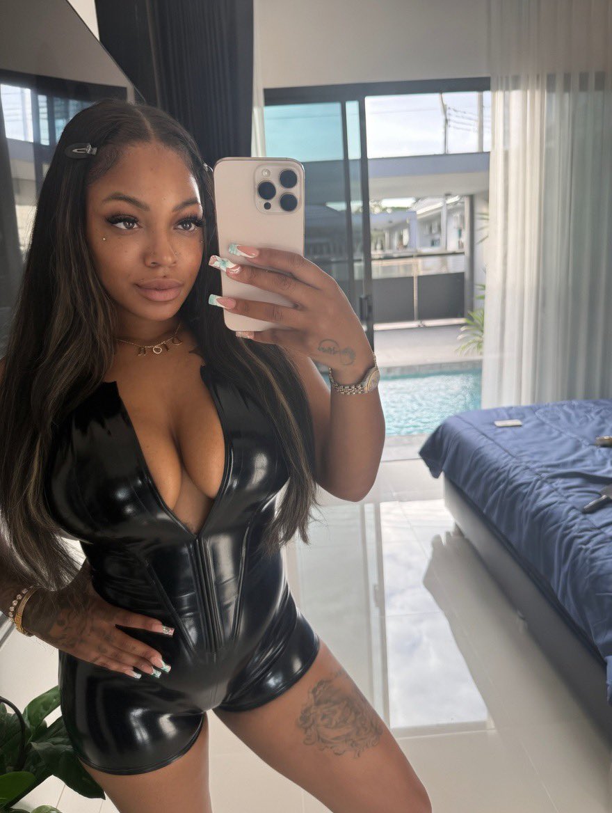 𝐆𝐎𝐃𝐃𝐄𝐒𝐒 𝑹𝑶𝑺𝑨 ♡ tweet media