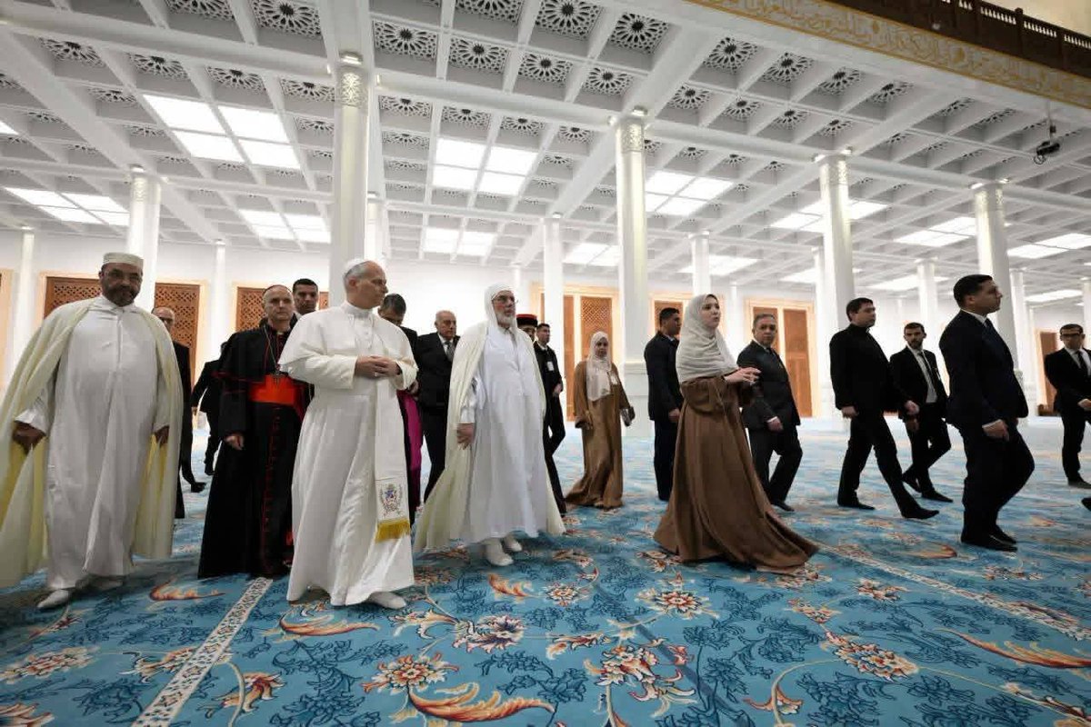 TsongoMagloire's tweet photo. 🇻🇦🕊️🇩🇿 Le Pape à la Grande Mosquée d'#Alger: respectons-nous les uns les autres, construisons la paix. https://t.co/8w9foGisQ4