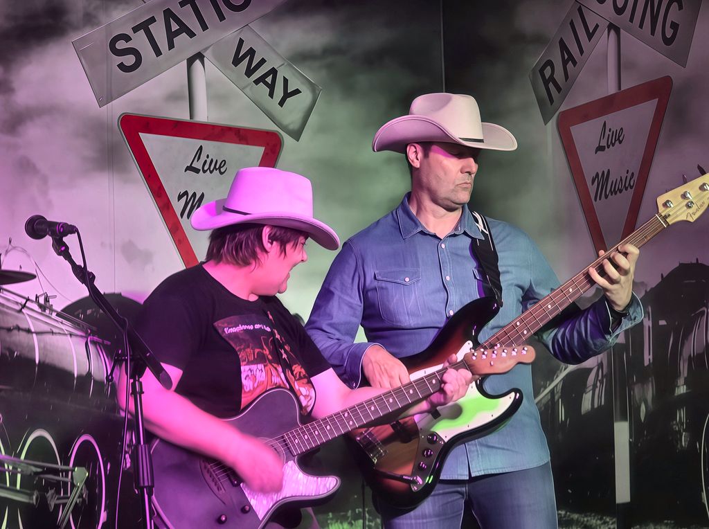 ForajidosCoRock's tweet image. La complicidad se nota entre todos nosotros. 🤠🎸
Únete a Patreon 👉 buff.ly/CdDRGgk
👉 627 97 88 88
#rockamericano #countryrock #americana #southernrock