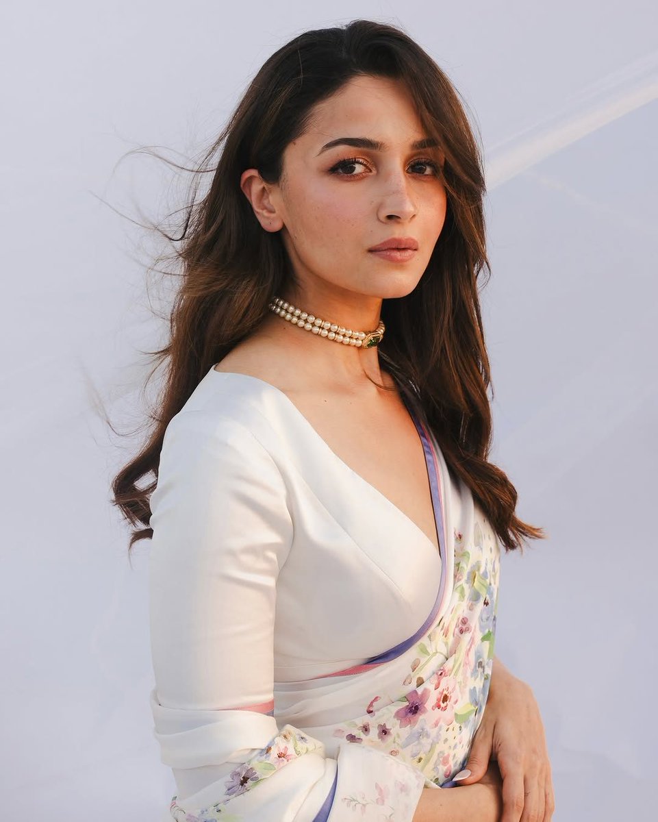 VOGUEIndia's tweet image. 🔗: vogueindia.visitlink.me/H7NEyz
#Throwback: Alia Bhatt wore a custom white floral sari by Sabyasachi for Raj Kapoor's centenary celebrations.