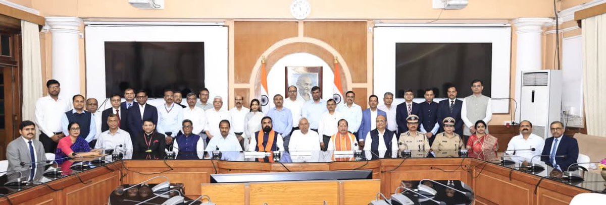 BJP4Bihar's tweet photo. माननीय मुख्यमंत्री श्री @NitishKumar जी की अध्यक्षता में आज आयोजित कैबिनेट बैठक में मंत्रिपरिषद के सदस्यों ने बिहार के प्रति उनकी सतत, समर्पित और यादगार जनसेवा के लिए हृदय से धन्यवाद एवं आभार व्यक्त किया।

वर्षों तक अपने दूरदर्शी नेतृत्व, सशक्त प्रशासन और जनकल्याण के संकल्प के साथ उन्होंने बिहार को विकास, सुशासन और विश्वास की नई दिशा दी। उनका हर निर्णय, हर प्रयास बिहार की प्रगति और आमजन के जीवन में सकारात्मक बदलाव लाने के लिए समर्पित रहा।

बैठक के उपरांत मुख्यमंत्री जी ने मंत्रिपरिषद के सहयोगियों एवं वरिष्ठ अधिकारियों के साथ समूह फोटो खिंचवाकर आपसी समन्वय और टीम भावना को और सशक्त किया। इस दौरान माननीय उपमुख्यमंत्री द्वय श्री @samrat4bjp जी एवं श्री @VijayKrSinhaBih जी सहित अन्य मंत्रीगण भी उपस्थित रहे।

मुख्य सचिवालय से प्रस्थान करते समय मुख्यमंत्री जी ने वहां उपस्थित अधिकारियों एवं कर्मियों का अभिवादन स्वीकार करते हुए उनके योगदान के प्रति आभार व्यक्त किया।

#NDA4Bihar