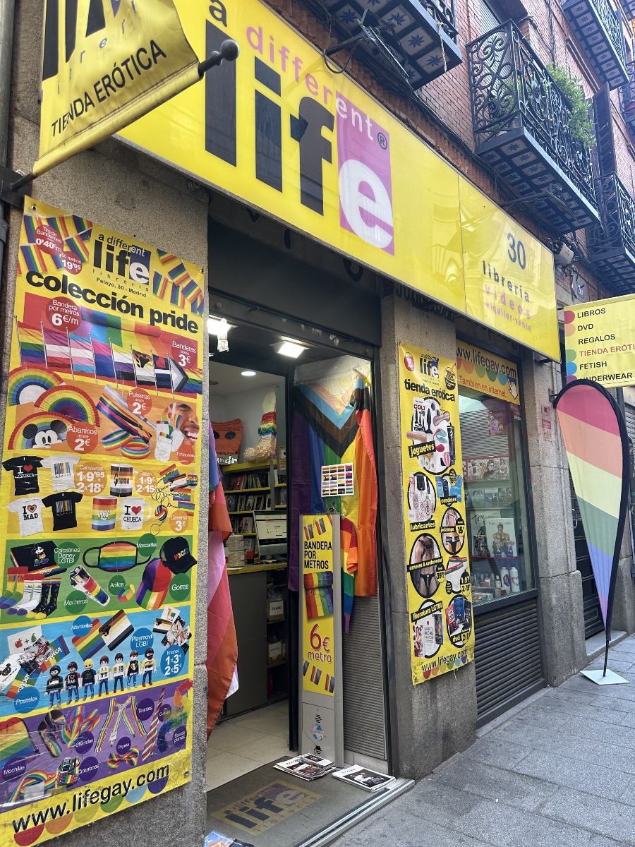 librerialife's tweet image. A Different Life, tu tienda más orgullosa de #chueca
#Pride #Proud