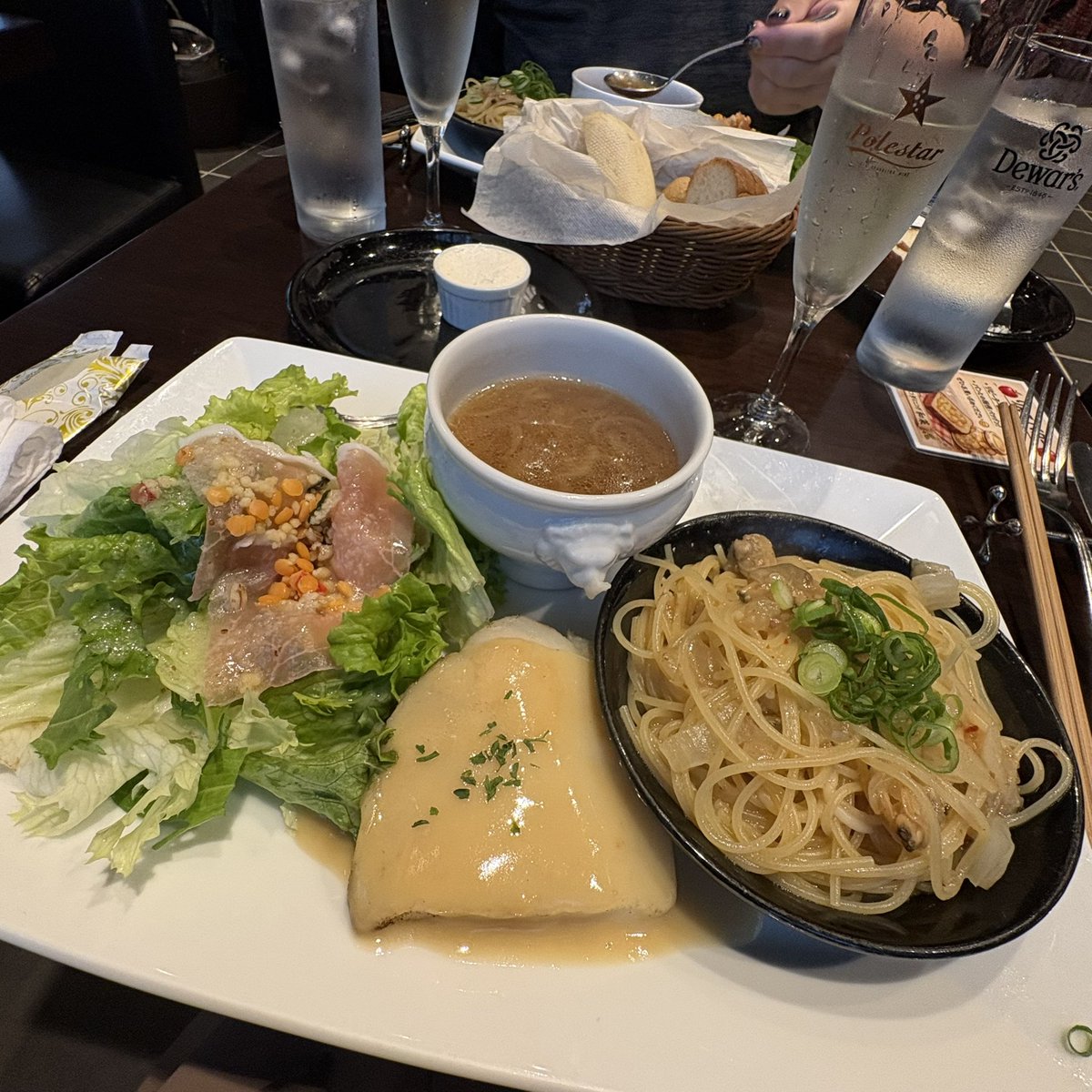 akko_dqw's tweet photo. ニィさんとランチ🍽️
まだ復帰は出来ないけどログインとX覗くとこから始めるー！って宣言した帰り道、勢い余って有償ガチャ回したけど復帰への道のりは険しそうです🫠笑 https://t.co/bkOoIFaaok