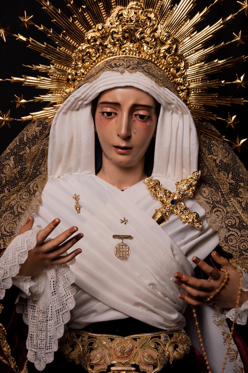 jesusdealcala's tweet photo. 𝐀𝐜𝐭𝐮𝐚𝐥𝐢𝐝𝐚𝐝 // La Santísima Virgen del Socorro para la Pascua.

Para la ocasión porta la saya bordada en terciopelo  de Lyon color burdeos por Curquejo en 1993  y manto de terciopelo azul; toca de sobremanto en encaje francés de oro https://t.co/F86bwJHzd7