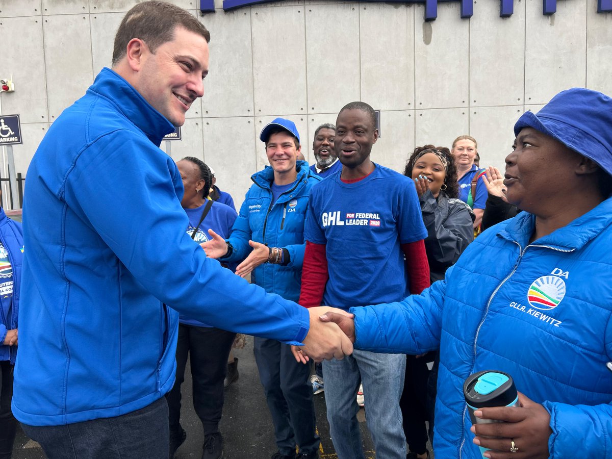 Our_DA's tweet image. 📸 | Getting SA working for ALL - that’s the mission. DA Leader Geordin Hill-Lewis is on the ground in Mogale City, talking to commuters, taxi operators, &amp;amp; vendors on delivery issues: basic services, jobs &amp;amp; transport. 

This is how we build a stronger SA, one community at a time.