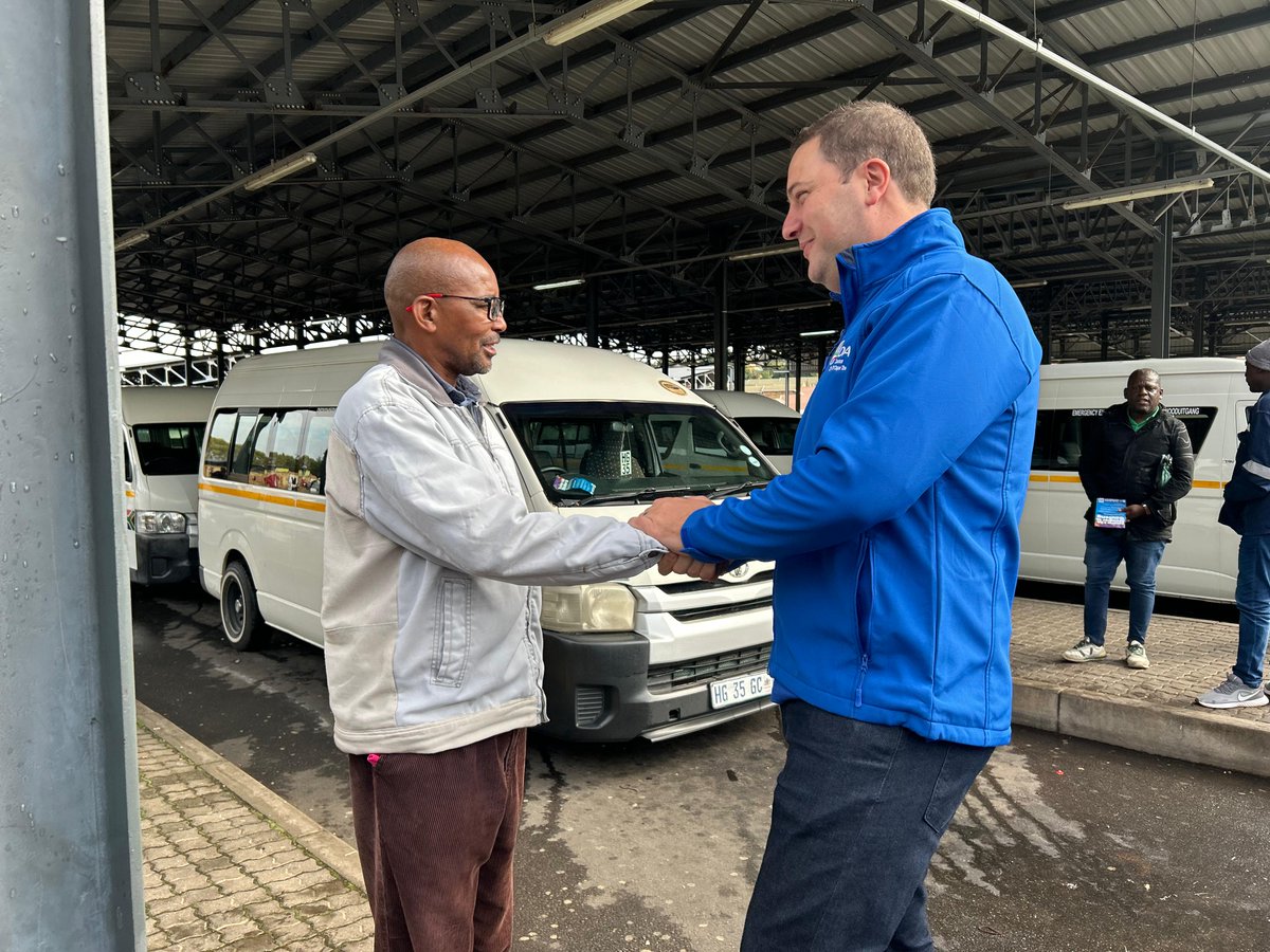 Our_DA's tweet image. 📸 | Getting SA working for ALL - that’s the mission. DA Leader Geordin Hill-Lewis is on the ground in Mogale City, talking to commuters, taxi operators, &amp;amp; vendors on delivery issues: basic services, jobs &amp;amp; transport. 

This is how we build a stronger SA, one community at a time.