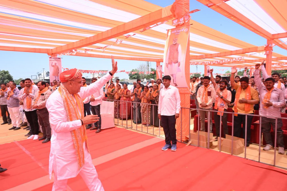 iJagdishBJP's tweet photo. દેવભૂમિના દ્વારેથી ગુંજ્યો વિજયઘોષ! 

આજે દેવભૂમિ દ્વારકાના ખંભાળિયા ખાતે 'વિકાસ સંકલ્પ સભા'માં જનમેદનીને સંબોધિત કરી. જનતાનો આ અપાર ઉત્સાહ અને વિશ્વાસ સ્પષ્ટ સંકેત આપી રહ્યો છે કે ગુજરાતમાં ફરી એકવાર ભાજપાનો ભગવો લહેરાશે.

વિકાસની ગતિને બમણી કરવા અને અતૂટ વિશ્વાસને મજબૂત કરવા ભારતીય જનતા પાર્ટીને પ્રચંડ મતોથી વિજયી બનાવવા આહ્વાન કર્યું.