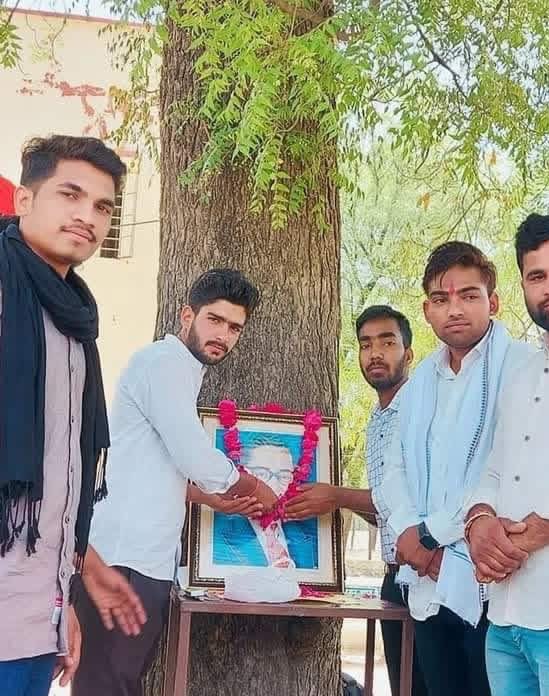 DevendaSanjay's tweet photo. भारतीय संविधान के शिल्पकार, करोड़ों शोषितों-वंचितों और ग़रीबों को उनका हक़ और सम्मान दिलाने वाले युगपुरूष भारत-रत्न बाबासाहेब डॉ. भीम राव अम्बेडकर जी की जयंती पर शत शत नमन।
#ambedkarjayanti
#sanjaydevendansui https://t.co/ivd5f8xtHZ