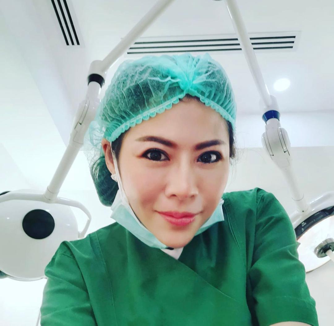 Beana_Lynne's tweet image. Frontline. Focused. Fearless. 💚
Behind every smile like this is years of training, steady hands, and lives changed every single day.

Respect the people who show up when it matters most. 🩺✨

#HealthcareHeroes #FrontlineWorkers #DoctorsLife #NursesRock #MedicalLife #Respect #Sa