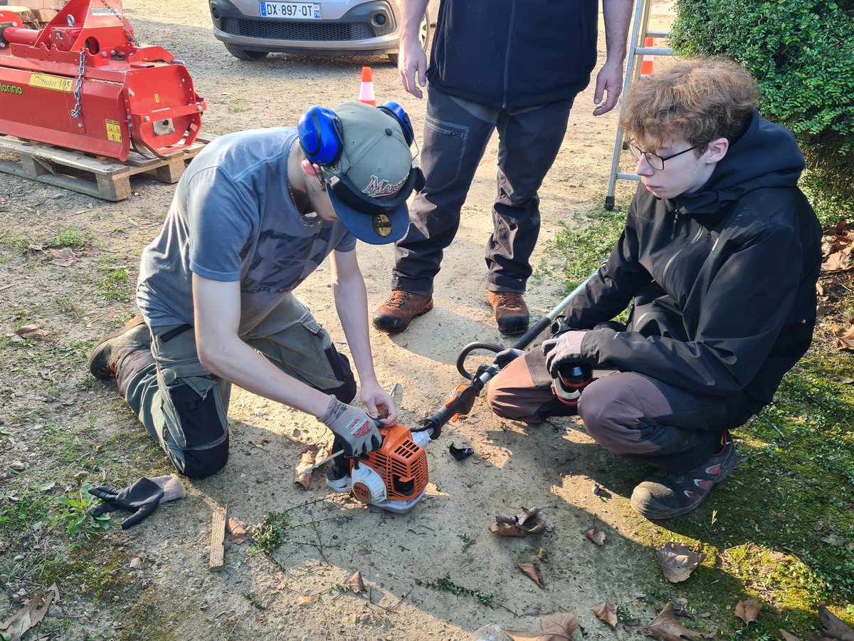 LeCHEP78's tweet image. Chantier extérieur d'entretien en #amenagementspaysagers 💯 sur le #campus pour les #capa #jardinierpaysagiste

#ecoledusavoirvert #chep78 #lycee #lyceeprofessionnel #enseignement #education #etudes #enseignementagricole  #jardin #laventureduvivant
#paysagisme #paysagiste