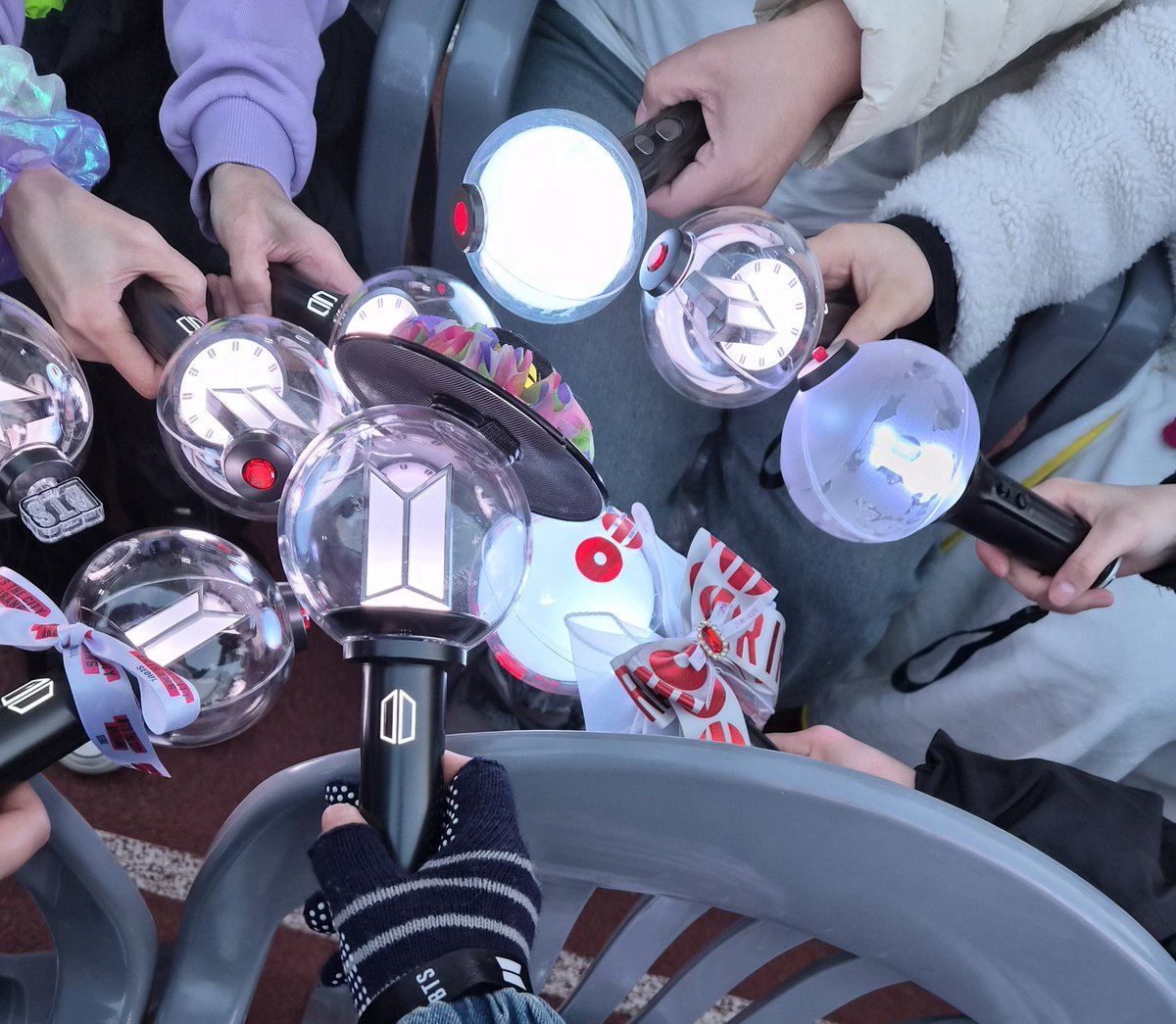 Purple_moon_R's tweet photo. #방탄소년단 
#아리랑_고앙콘_기억저장
#BTS_ARMY 
@BTS_twt 
첫콘 비도 비도 참 많이 왔지요😭
그래서 절대 못잊을듯요😂
날씨가 좋아서 광적으로 놀았던 중콘👍
그리고 결국 겉돌다 집에간 막콘😭
너무 너무 행복했어요💜
나눔주신 아미님들 너무 감사해요 💜 
부산에서 다시 만나요🙏 https://t.co/a68iLpGtZb