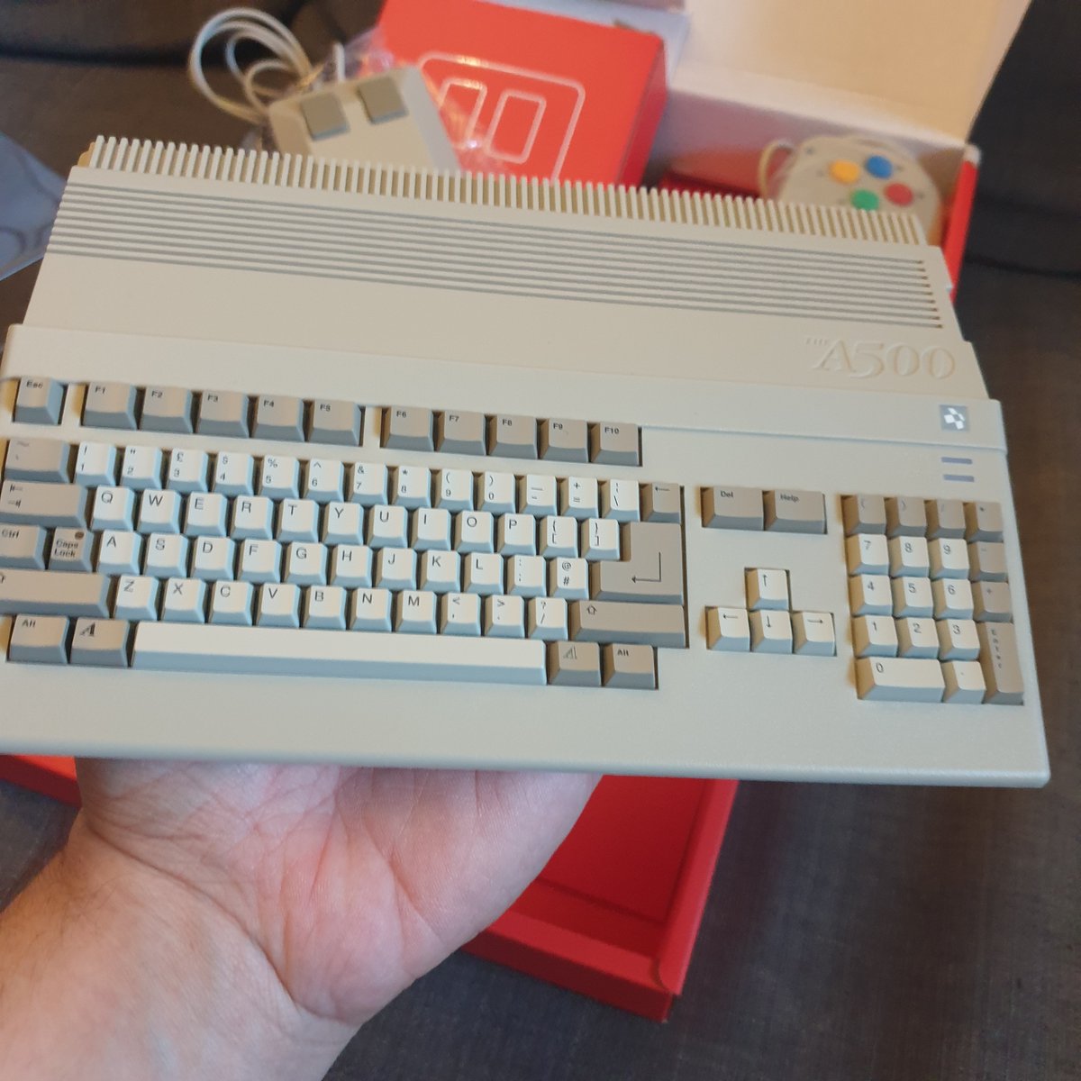 Eyzmaster's tweet image. Console Collection #14
The A500 Mini.
Missed it at launch but found one second hand.

A mix of hits and misses, but fun to explore.
Some solid classics like Alien Breed, Another World, Worms and ZOOL!!

#eyz #a500mini #amiga #retrogaming #consolecollection