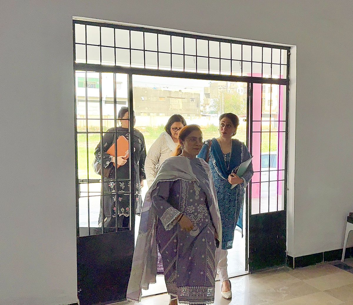 unwomen_pak's tweet image. Mission Sindh – Day 2 | Karachi 🇵🇰
DCR @FahmidaIqbal  visited Al Dua Safe House, engaging with frontline responders supporting women survivors of violence.

Reinforcing survivor-centered services &amp;amp; stronger coordination for protection, recovery, and dignity.

#EVAW  #SafeSpaces
