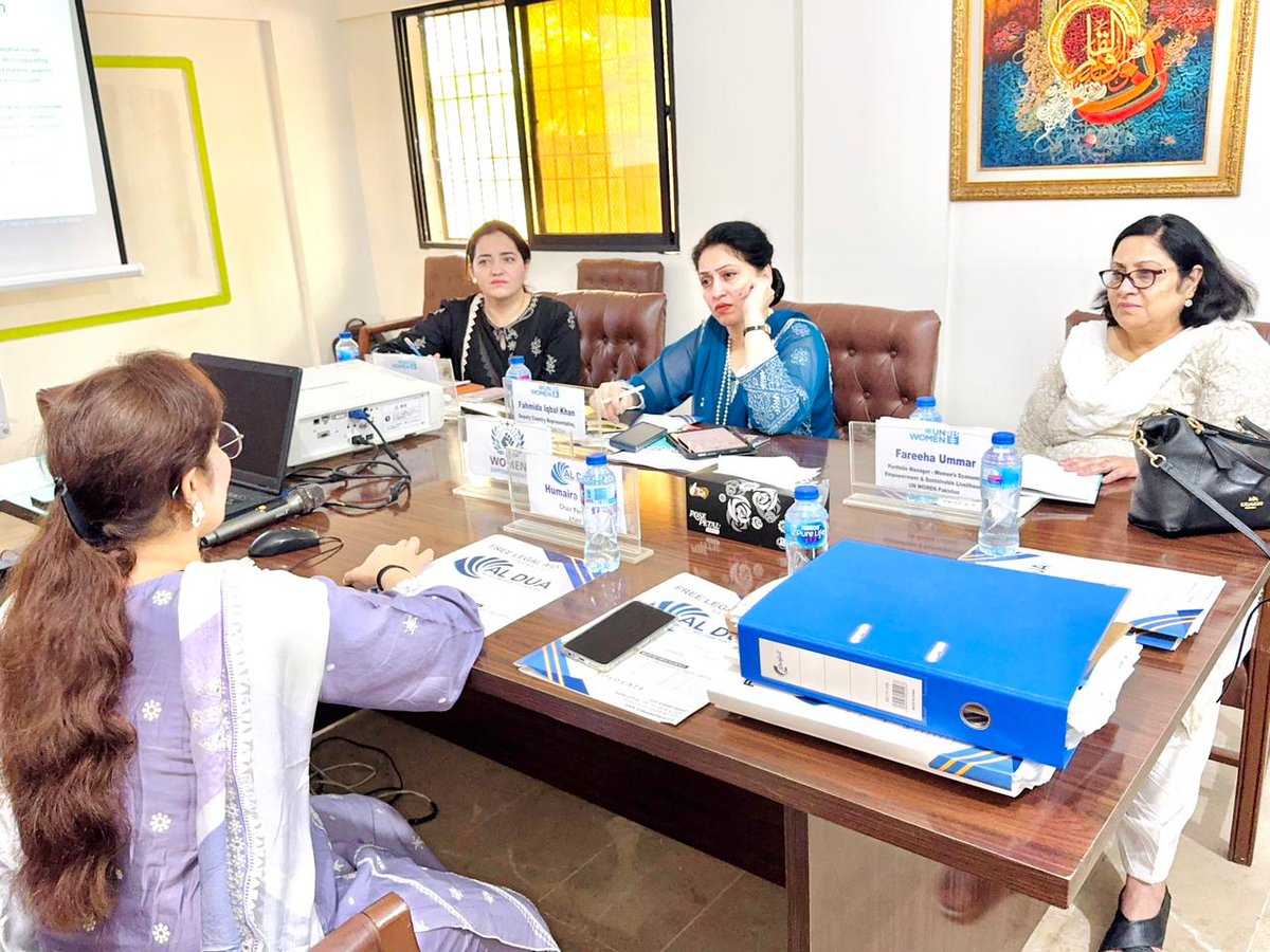 unwomen_pak's tweet image. Mission Sindh – Day 2 | Karachi 🇵🇰
DCR @FahmidaIqbal  visited Al Dua Safe House, engaging with frontline responders supporting women survivors of violence.

Reinforcing survivor-centered services &amp;amp; stronger coordination for protection, recovery, and dignity.

#EVAW  #SafeSpaces