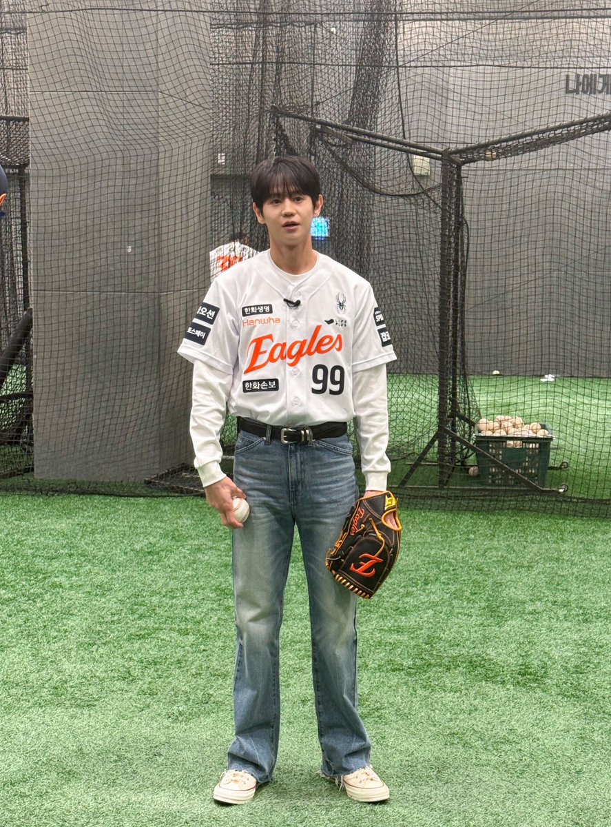 Highlight_AUent's tweet image. [📸] 한화이글스 시구 🦅⚾

위니의 손을 꼭 붙들고 나타난 하이라이트 양요섭 님(등번호 99번🧡)의 생애 첫 시구 도전을 응원해 주신 여러분 고맙습니다💛

#하이라이트 #HIGHLIGHT
#비스트 #BEAST
#양요섭 #YANGYOSEOP