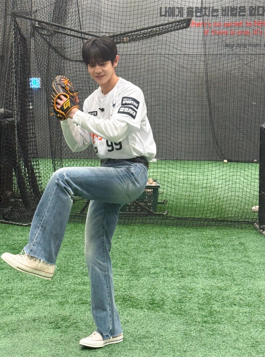 Highlight_AUent's tweet image. [📸] 한화이글스 시구 🦅⚾

위니의 손을 꼭 붙들고 나타난 하이라이트 양요섭 님(등번호 99번🧡)의 생애 첫 시구 도전을 응원해 주신 여러분 고맙습니다💛

#하이라이트 #HIGHLIGHT
#비스트 #BEAST
#양요섭 #YANGYOSEOP