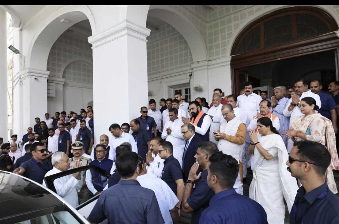 "अच्छा चलता हूं, दुआओं में याद रखना, मेरे जिक्र का जुबां पे स्वाद रखना
दिल के संदूकों में मेरे अच्छे काम रखना, चिट्ठी तारों में भी मेरा तू सलाम रखना"
 कुछ ऐसा ही माहौल दिखा जब नीतीश कुमार अपनी आखिरी कैबिनेट बैठक से निकले.. सारे मंत्री उन्हें कार तक छोड़ने आए..
#Bihar #NitishKumar