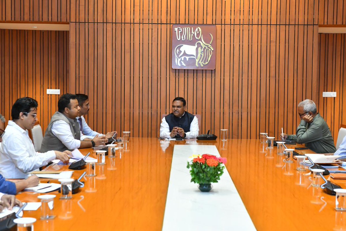NDDB_Coop's tweet photo. During their visit to NDDB, Anand, Shri Shirsat Kapil Ashok, Secretary for Dairy, Fisheries and Animal Resources, Govt. of Bihar & Chairman, Bihar State Milk Co-operative Federation Ltd. and Shri Sameer Saurabh, MD, @COMFED_Sudha met Dr. @ShahMeenesh , Chairman, NDDB to review dairy development initiatives in Bihar and explore ways to further strengthen the cooperative ecosystem.

During the discussions, the delegation highlighted continued progress of COMFED supported by central & state government initiatives like ‘Sahakar Se Samriddhi’ and ‘Saat Nischay Yojna’ along with plans to expand outreach at the grassroots level.

Key focus areas emerged during the discussions were breed improvement, infrastructure expansion, fodder and nutrition, and strengthening veterinary and extension services. 

Opportunities in diversification, technology adoption such as AMCS/ERP under @jica_direct_en projects, and capacity building were also discussed, along with renewable energy initiatives like biogas and manure model. 

The meeting also explored strengthening supply chains through collaborations with @indimmune_ and @IDMCLtd , while leveraging NDDB’s expertise across allied sectors.

As part of the visit, the delegation was briefed on NDDB’s initiatives and visited key facilities including the OPU-IVF & genomics lab, IDMC Limited and @DairyAmul . They also interacted with Dr. Amit Vyas, MD, Amul, an visited Mujkuva village to witness grassroots dairy operations.