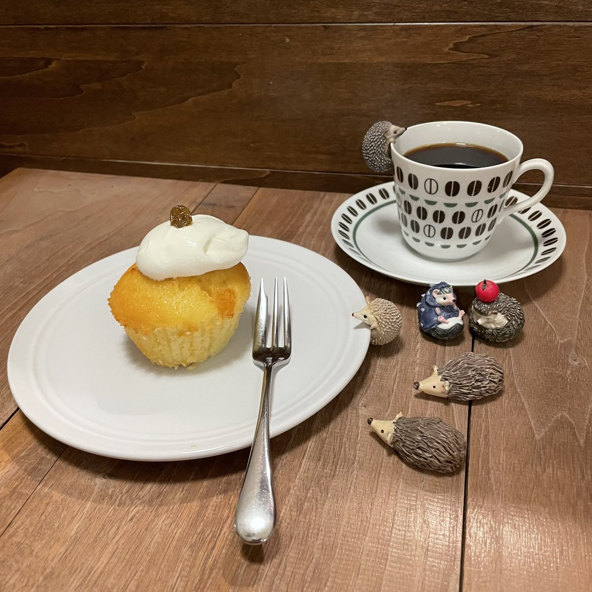 4月14日(火)
ハリネズミ珈琲店は23:00まで営業しております。
夜のハリネズミ珈琲店も是非ご利用下さいませ。
いろいろマフィンご用意しております。
最近人気な「ラムレーズンのマフィン」
ラム酒の効いたちょっと大人のマフィンです。
珈琲とご一緒に是非どうぞ。