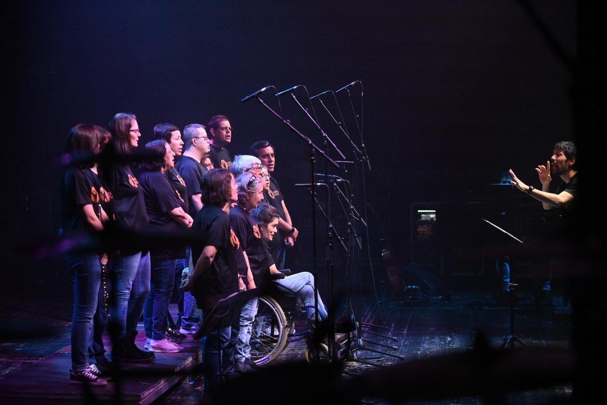 Plenainclusion's tweet photo. 🎼Comienza la Gala 'Derechos #ConVozPropia' en la que 80 artistas con discapacidad intelectual están usando el arte para reivindicar sus derechos cuando se cumple el 20 aniversario de la Convención Internacional de la @ONU_es 
🍀El acto, organizado por Plena inclusión España y @PlenaAragon, que se celebra en Zaragoza ante más de 500 personas llegadas de toda España, ha contado con la intervención del director del @RPDiscapacidad y representantes del ayuntamiento de @zaragoza_es, del @GobAragon, @Cermi_Estatal y @Fundacion_ONCE