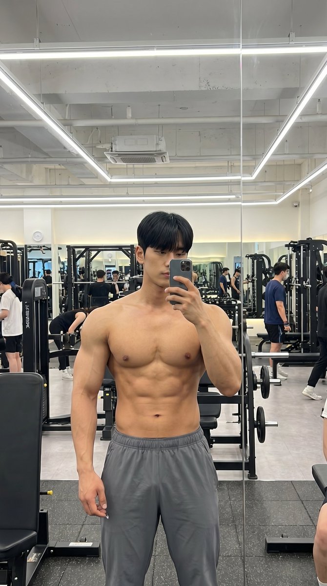 멋진 남자는 운동을 한다.

진짜 멋은 외모가 아니라 몸과 마음을 관리하는 태도에서 나온다.
운동하는 남자는 꾸준함과 자기절제력을 가졌다.
흔들리지 않는 자세, 단단한 어깨, 그리고 땀 흘린 후의 맑은 눈빛까지.
게으름을 이겨내고 아침에 일어나 운동하는 순간,
그는 이미 평범한 남자와