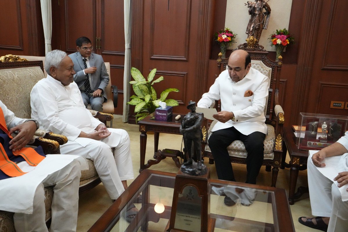 ANI's tweet photo. The longest-serving CM of Bihar Nitish Kumar submits his resignation to Governor Lt Gen Syed Ata Hasnain (Retd) at Lok Bhavan in Patna.   

He took oath as a Member of the Rajya Sabha on April 10. 

(Pics Source: Bihar Lok Bhavan) https://t.co/3iKe0BDztD