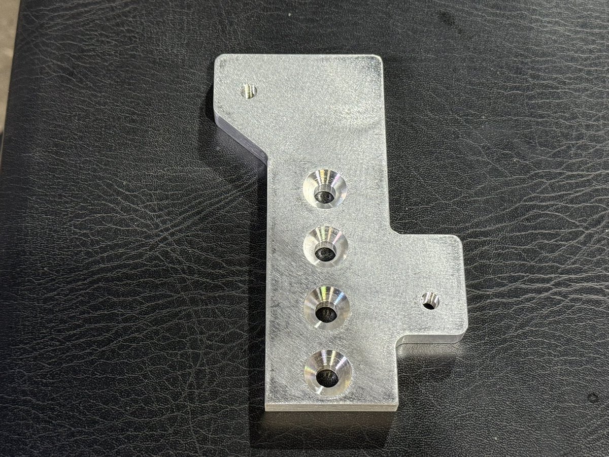 U_AKAUSA's tweet photo. #今日の宇山 の新製品🆕

電スロペダルブラケット
プリウスペダル対応
シルビア、スカイライン用
(S13、R32は非対応)

3Dプリンターは強度に不安があり
9mmのアルミ削り出しで製作
お値段なんと7,000円から！

プリウスペダルは1円で落札も可能！
アルミペダルもあり 見た目もヨシ！

詳細は以下から⏬ https://t.co/B3KoUUFPvA