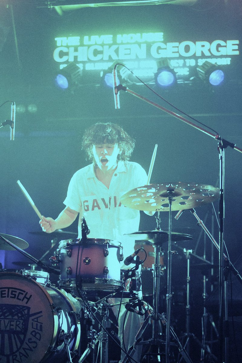 Live photo part.1🥁⚡️

3週間前の神戸CHICKEN GEORGE
で
スーパーカメラウーマンことHiroeさんに撮影頂いたものです🙌

むちゃくちゃ盛り盛りでカッコよく撮って頂き感謝感激霰😭
衣装は僭越ながらお気に入りの一張羅で
今月から始まるツアーでメインにするGAVIAL👔<a href="/gvls_informer/">GVLS</a> <a href="/TatsuyaPlanetta/">NAKAMURA TATSUYA</a>