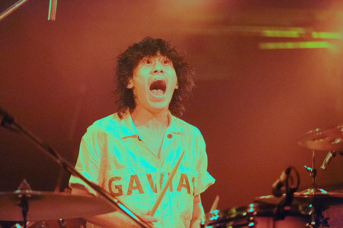 Live photo part.2🥁⚡️

3週間前の神戸CHICKEN GEORGE
で
スーパーカメラウーマンことHiroeさんに撮影頂いたものです🙌

むちゃくちゃ盛り盛りでカッコよく撮って頂き感謝感激霰😭
衣装は僭越ながらお気に入りの一張羅で
今月から始まるツアーでメインにするGAVIAL👔<a href="/gvls_informer/">GVLS</a> <a href="/TatsuyaPlanetta/">NAKAMURA TATSUYA</a>