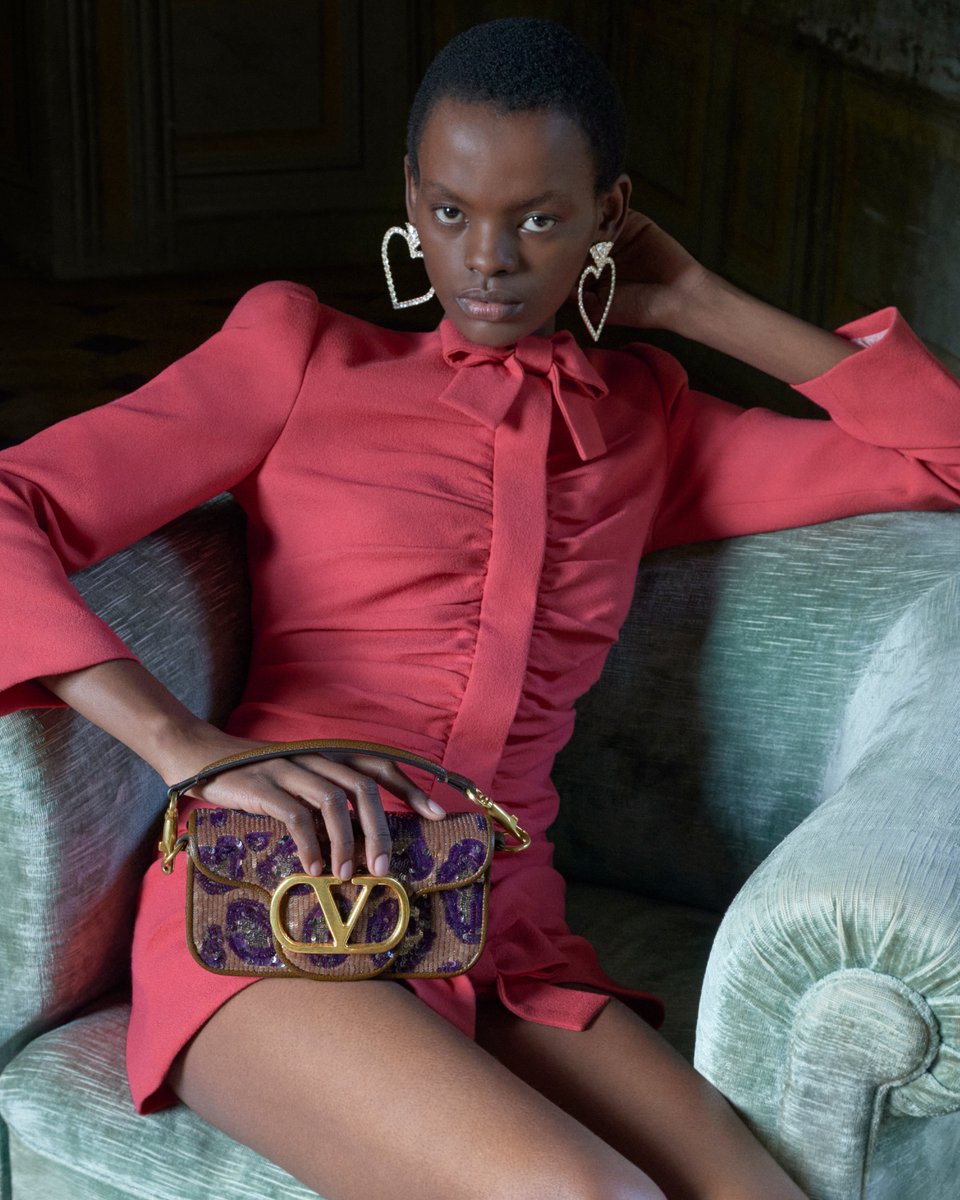 MaisonValentino's tweet photo. Soft, floral embroidery, or bold leopard motif?

The #ValentinoGaravani #LocòBag emerges with a new language for the season. 
Shop new models now in boutiques or by visiting https://t.co/7gsElFtkGO https://t.co/g5T1S3Gruy