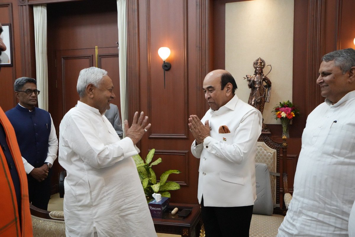 ANI's tweet photo. The longest-serving CM of Bihar Nitish Kumar submits his resignation to Governor Lt Gen Syed Ata Hasnain (Retd) at Lok Bhavan in Patna.   

He took oath as a Member of the Rajya Sabha on April 10. 

(Pics Source: Bihar Lok Bhavan) https://t.co/3iKe0BDztD