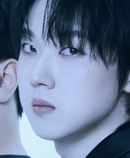 상처 위치가 어디서 본거 같았는데 더웨이브 콘 첫 컨셉포토때 장식 붙은 쪽이랑 같음!